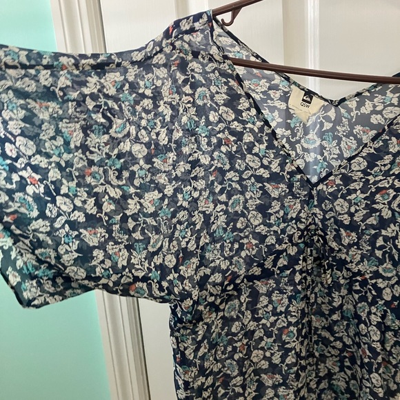 Women’s Sheer Short Sleeve Blouse - Picture 3 of 4